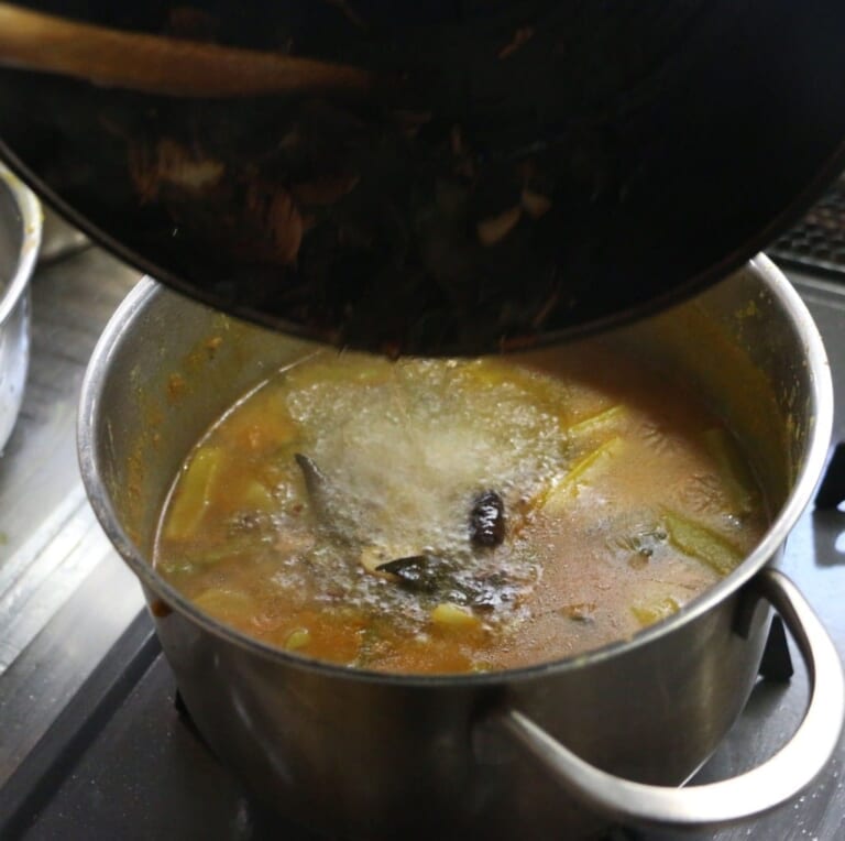 手順 7: 油ごと鍋に加える。