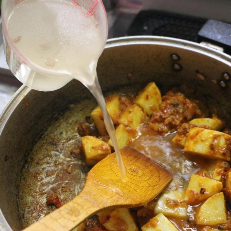 手順 8: 大根を加え炒め合わせ、少しずつ牛すじを煮込んだゆで汁(または水)をくわえていく。