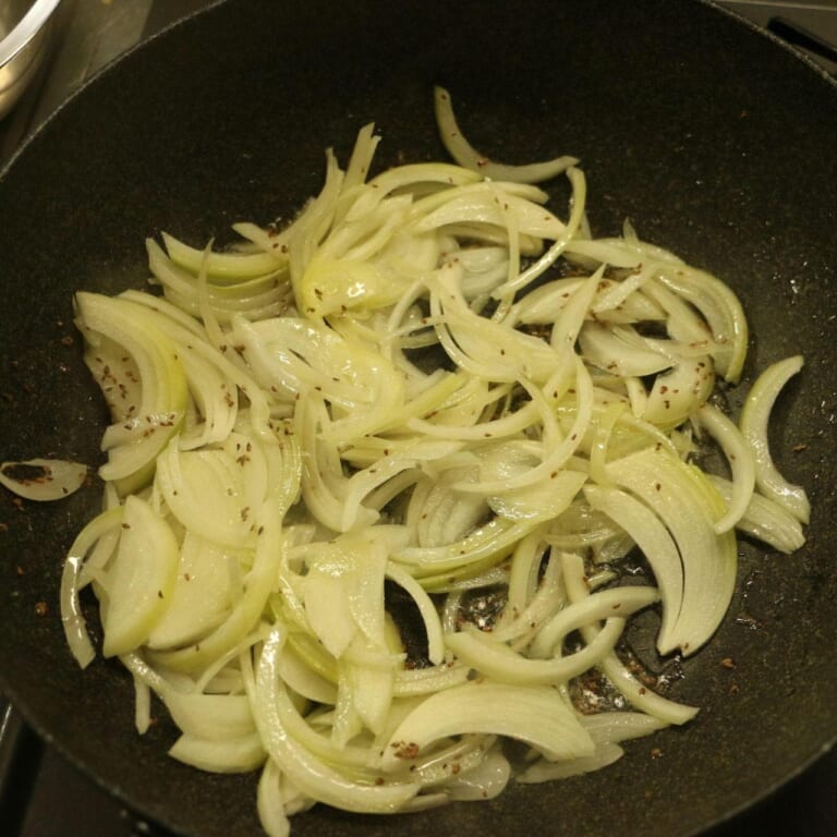 手順 3: 玉ねぎが透明になってきたら、にんにくと生姜を入れます。