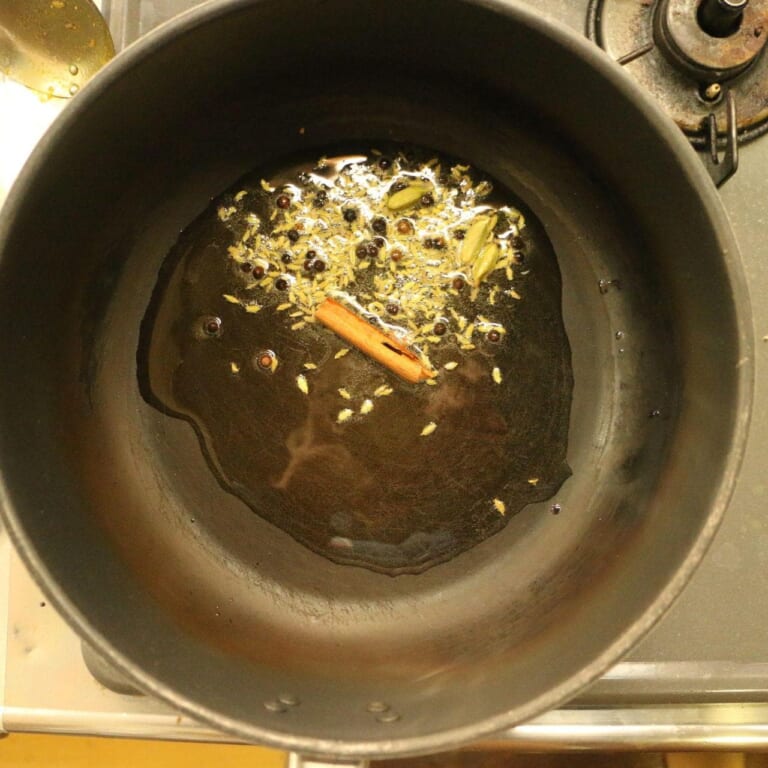 手順 1: 温めたフライパンに油を加えスパイスAを炒める。