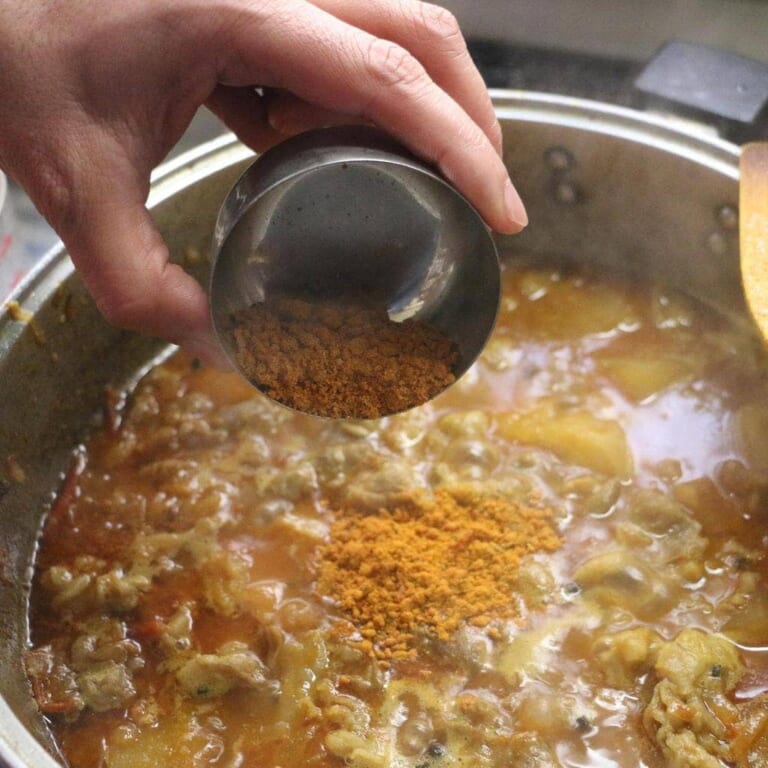 手順 9: 牛すじ肉、カレーボトルを加えて煮込む。