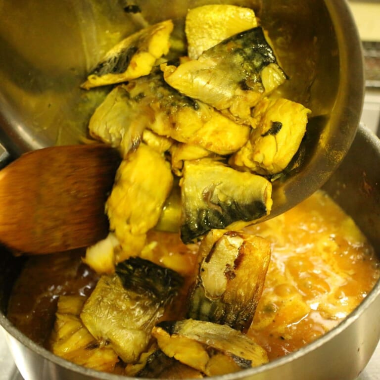 手順 7: 焼いた鯖、パクチー、レモン汁を加え軽く煮込む。