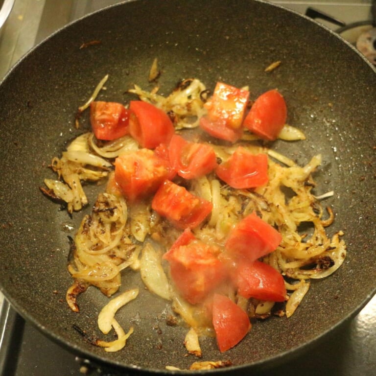 手順 4: 香りが出てきたらトマトを入れます。