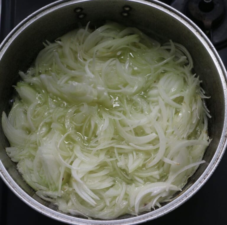 手順 1: 玉ねぎをスライスしておく。たっぷりの油を180度程度まで熱したらあげる。