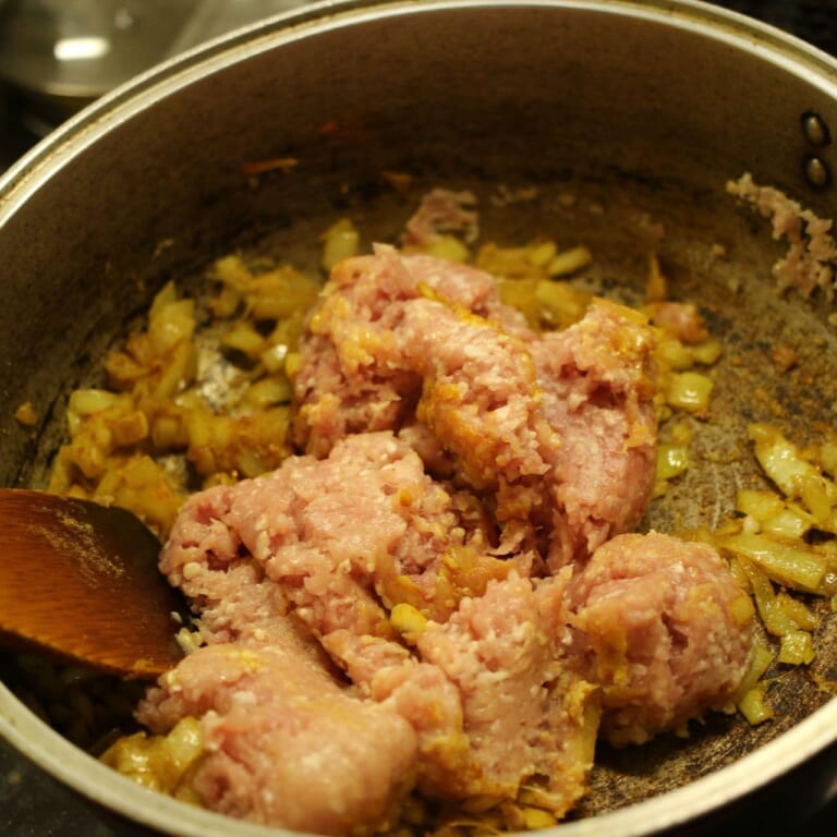 手順 5: 鶏ひき肉を加えしっかりと炒め合わせる。