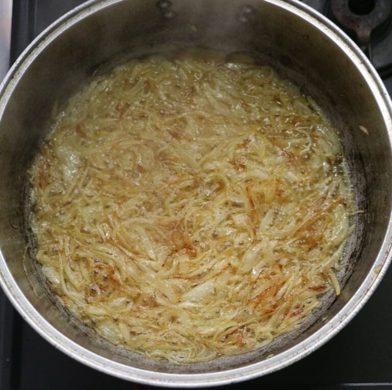 手順 2: 目安はゴールデンブラウン!色が変わるまで揚げます。キッチンペーパーなどにうつしてほぐしておく。