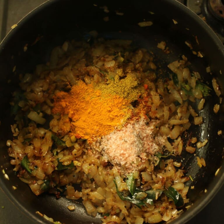 手順 3: スパイスB、塩を加えしっかりと炒め合わせ、合いびき肉を加え肉に火が通るまで炒める。