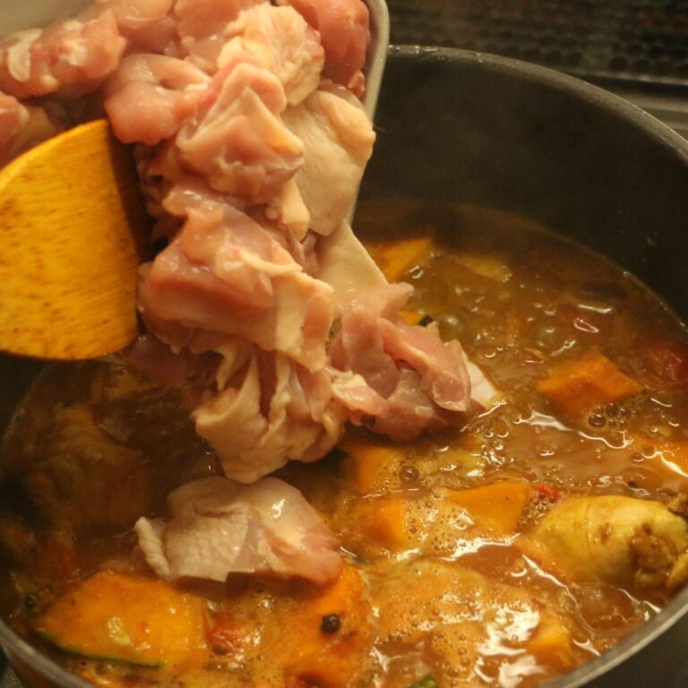 手順 4: かぼちゃ、トマト、水、鶏肉(もも肉)を加え煮込む。