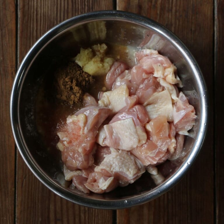 手順 1: 鶏もも肉、ヨーグルト、にんにく、ショウガ、レモン汁、スパイスAのスペシャルガラムマサラ、塩を混ぜ、30分ほどつけておく。