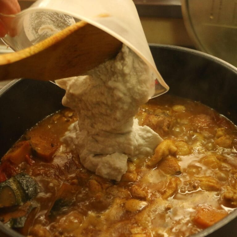手順 5: 鶏もも肉に火が通り、かぼちゃが柔らかくなったらココナッツミルクを加え一煮立ちさせる。