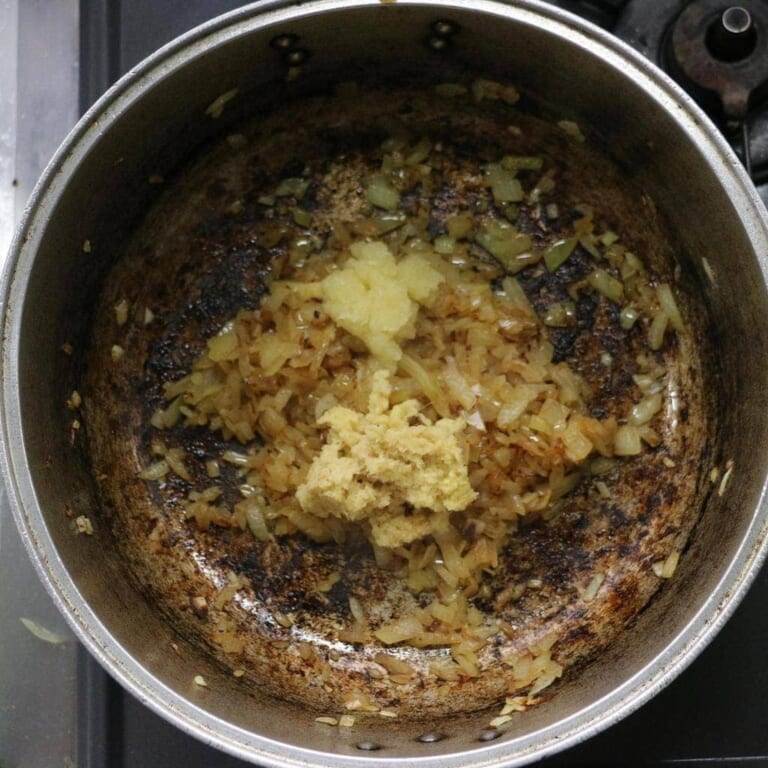 手順 3: にんにく、生姜を加え香りがたつまで炒める。