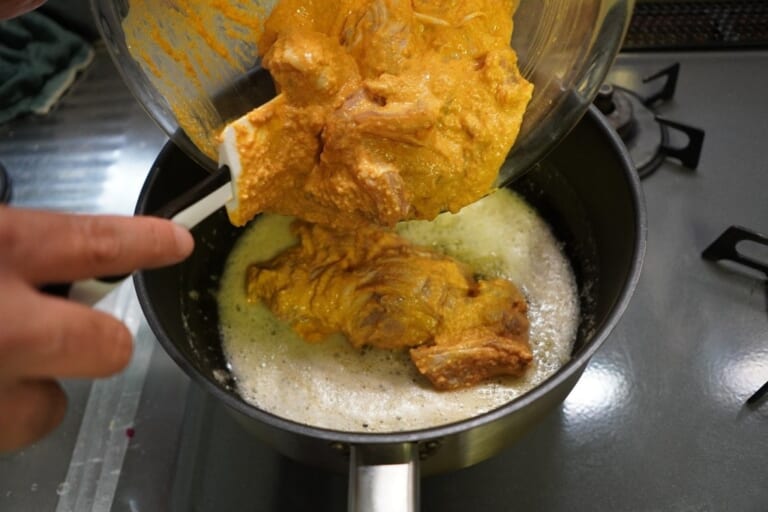 手順 3: バターが溶けたら鶏肉をマリネ液ごと入れる。