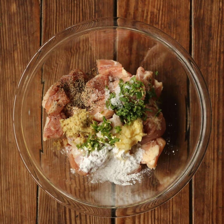手順 1: 鶏もも肉をマリネ用の材料とターメリックでマリネしておく。