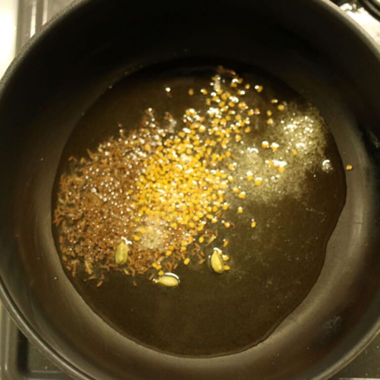 手順 1: フライパンに油をひき、スパイスAを加え香りが立たせる。