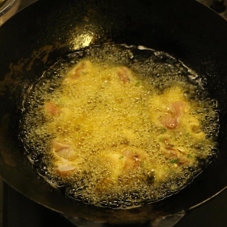 手順 2: マリネした鶏もも肉を揚げていく。