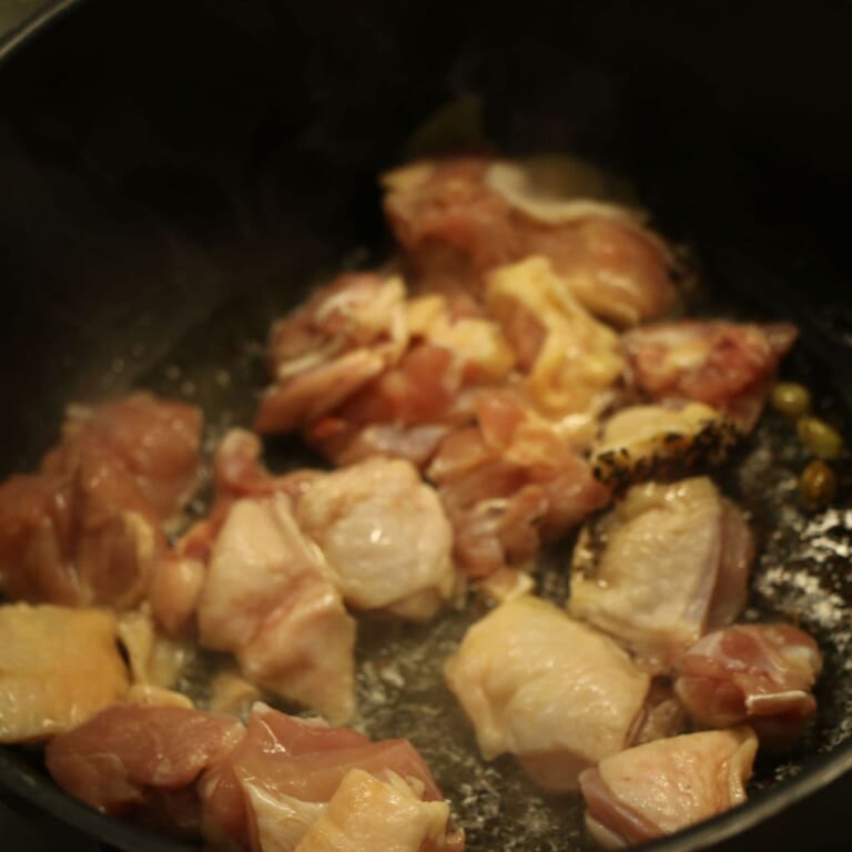 手順 2: 一口大に切った鶏もも肉を加えて、表面を焼き取り出しておく。