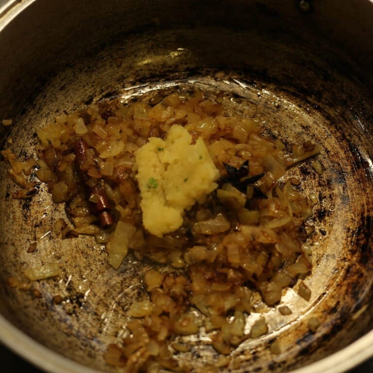 手順 4: にんにく、生姜を加え香りがたってきたらトマトを加え、水分が飛ぶまでしっかり炒める。