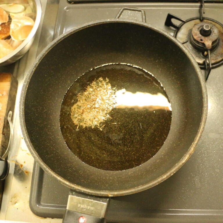 手順 1: ※カキは片栗粉で洗い、汚れを取っておきます。 温めた鍋に油を入れ温め、スパイスA(クミン(ホール))を炒める。