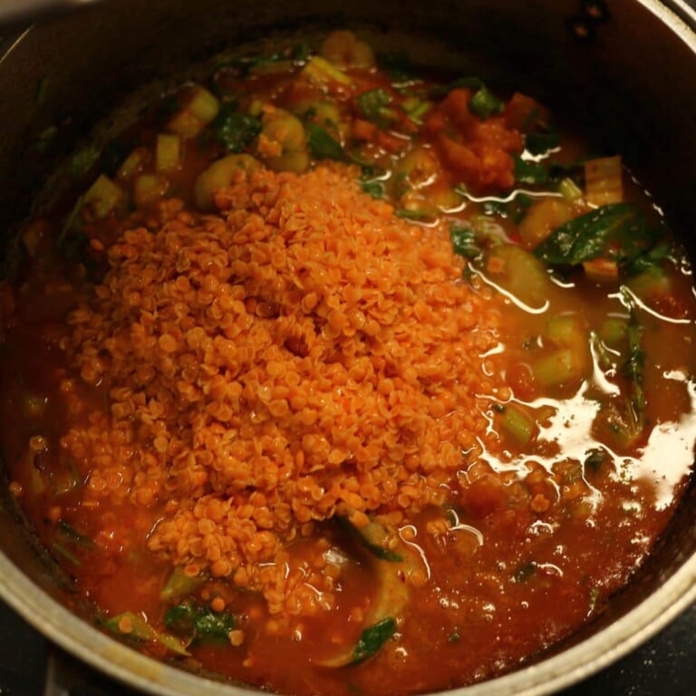 手順 5: その後、レンズ豆を入れて一緒に煮込む。