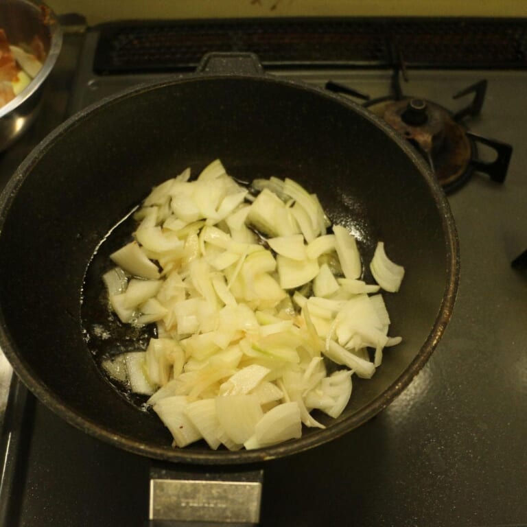 手順 2: スパイスがシュワシュワ音がしてきたら、玉ねぎを入れる。