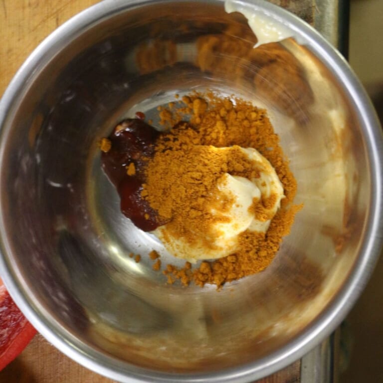 手順 3: カレーパウダー、マヨネーズ、ケチャップを混ぜ、ソースを作る。