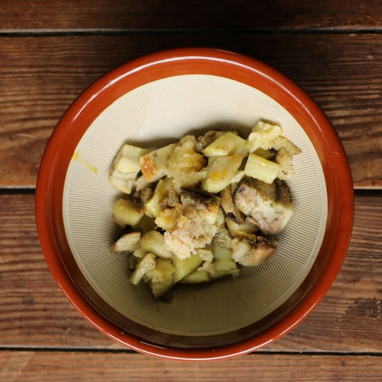 手順 2: 焼きなすをざっくりと切る。