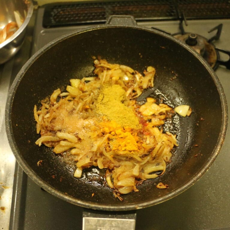 手順 4: スパイスBを加える。