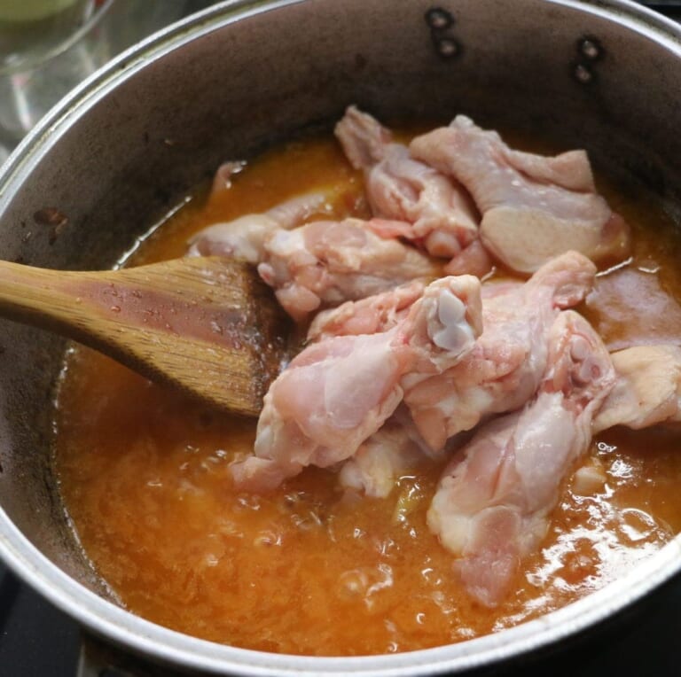 手順 5: 鶏肉、スパイスAと塩を加え、なじませます。