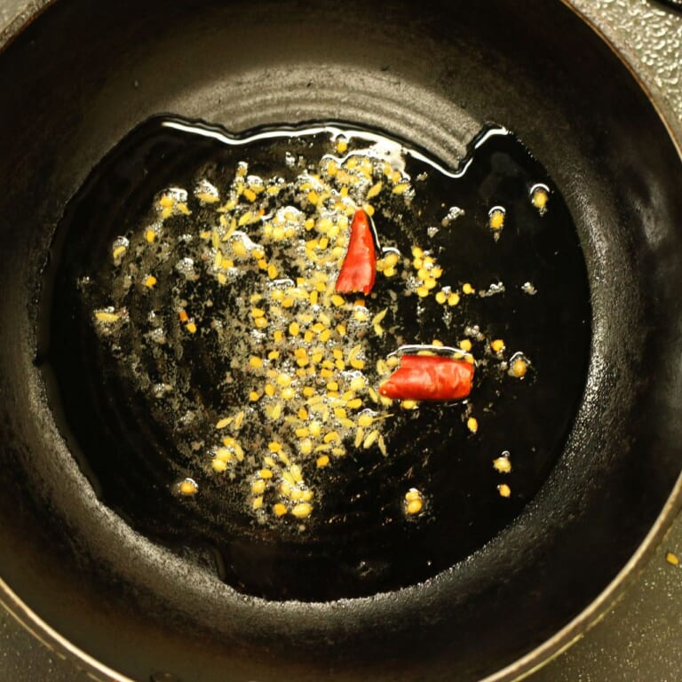 手順 4: フライパンにサラダ油を熱しスパイスAを熱する。