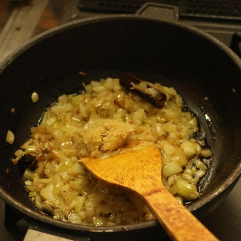 手順 2: 玉ねぎを入れて飴色になるまで炒めたら、にんにく・生姜を入れて香りが立つまで炒める。