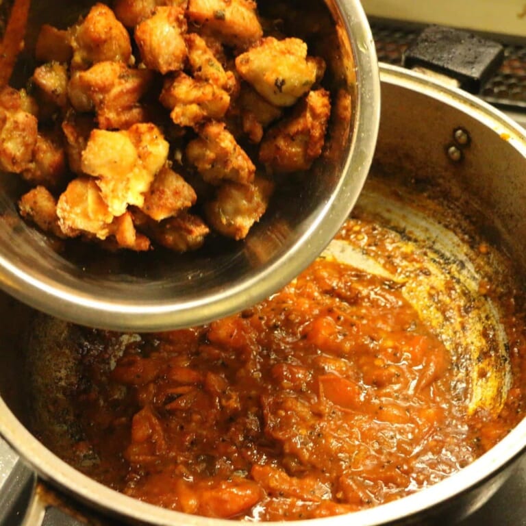 手順 5: 揚げた鶏もも肉をソースに絡めて、仕上げにパクチーをちりばめて完成。