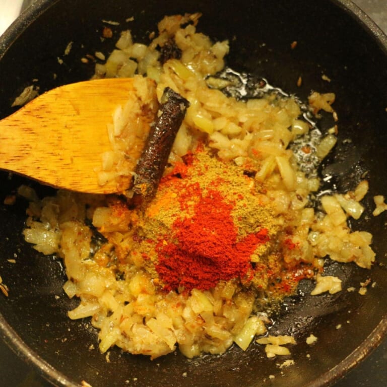 手順 3: スパイスB、塩、ココナッツファインを入れて炒める。