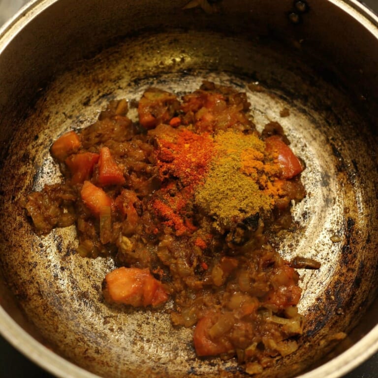 手順 5: スパイスBと塩を加えます。