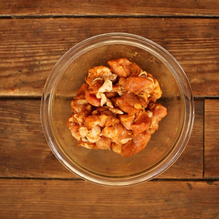 手順 1: 鶏もも肉をスパイスミックスCでまぶしておく。米を軽く洗い水に約30分ほど浸水しておく。