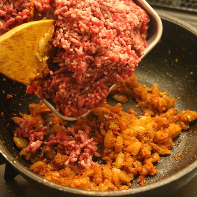 手順 4: 合いびき肉を加えしっかりと火を通す。