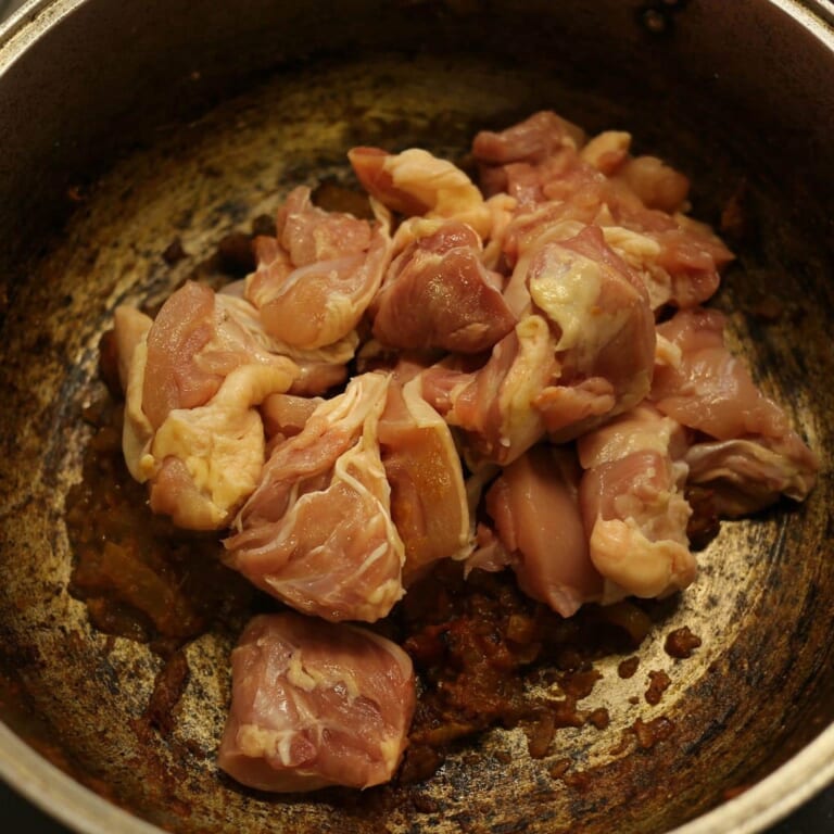 手順 6: 鶏肉を加え表面に火が通ってきたらカシューナッツペーストを加え炒める。