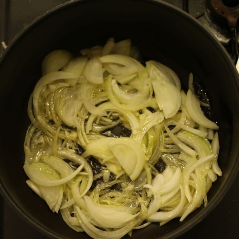 手順 2: フライパンに油をひき、玉ねぎを飴色になるまで炒める。
