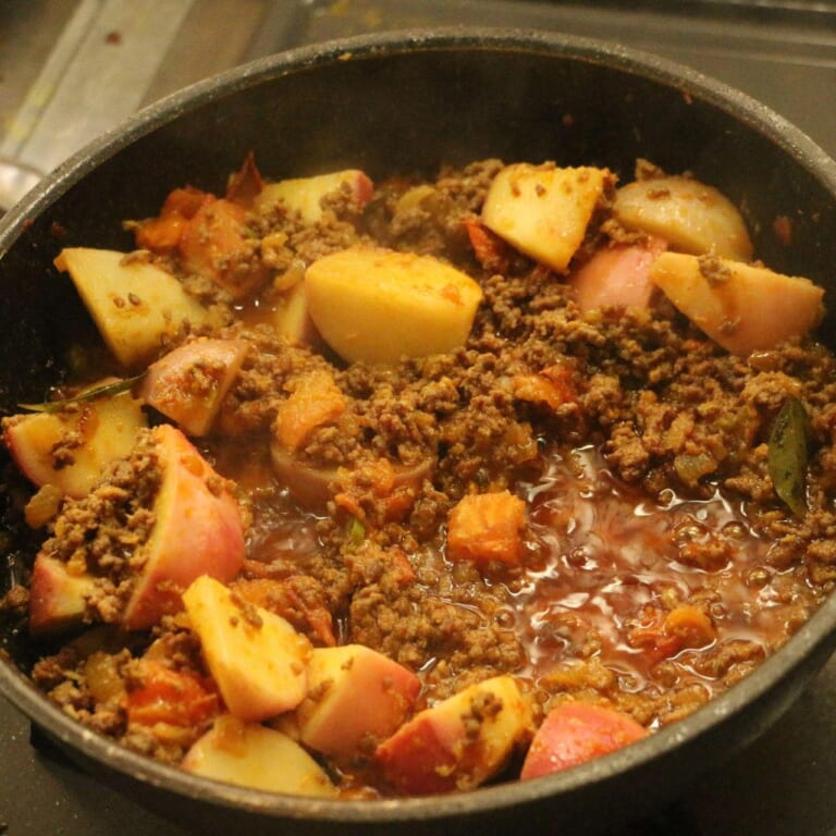 手順 6: トマトを加えて蓋をして野菜から水分を出すようにして煮込む。