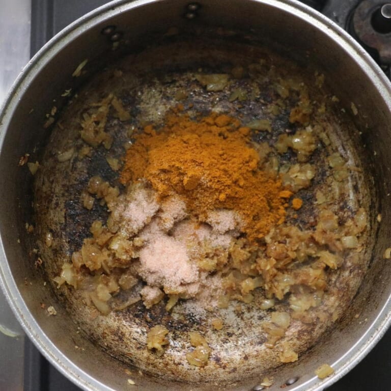 手順 4: スパイスA、塩を加える。