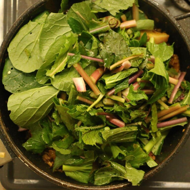 手順 7: 葉野菜を加えてざっくりと炒め、塩をで味を整えたら完成。