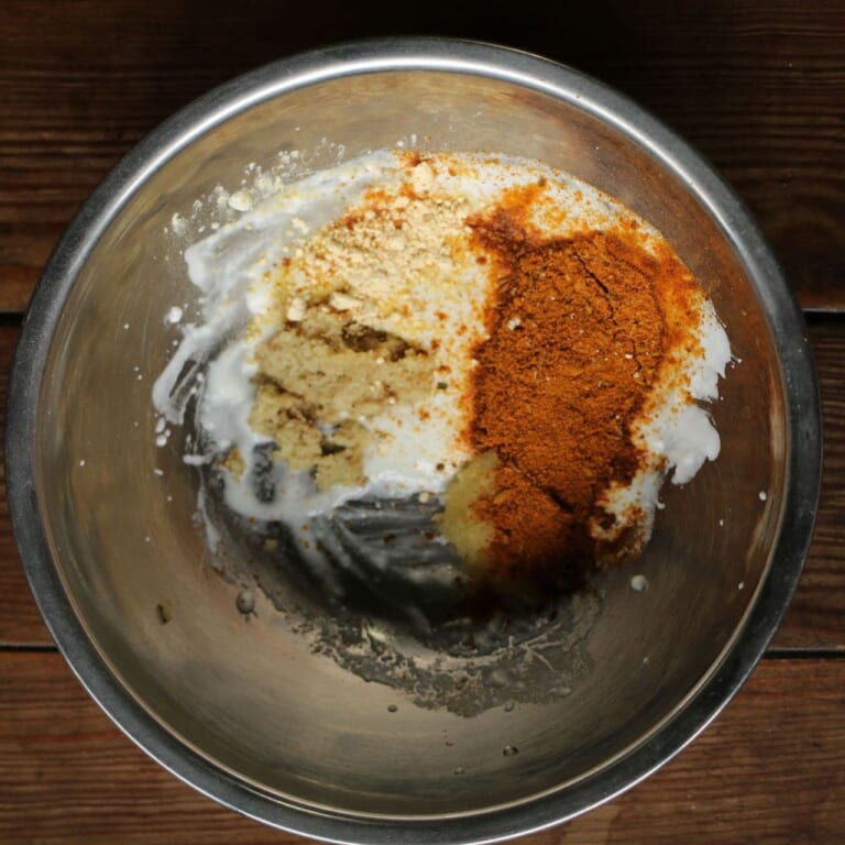 手順 1: 魚以外の材料を混ぜ合わせておく（ヨーグルトはといておくと良い）。