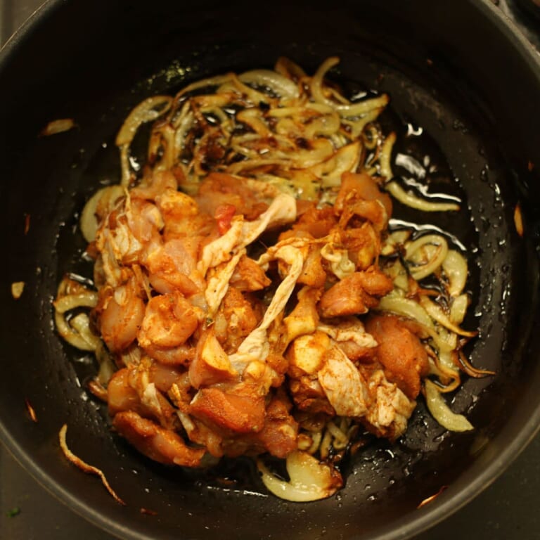 手順 3: スパイスをまぶしておいた鶏もも肉を加える。