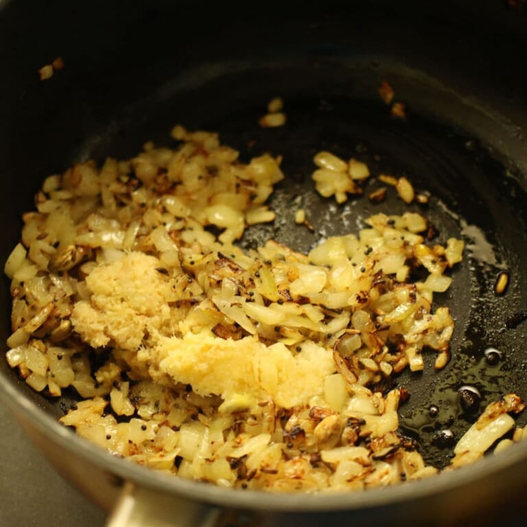 手順 2: 玉ねぎが飴色になってきたらおろしにんにく、生姜を加えしっかりと炒める。