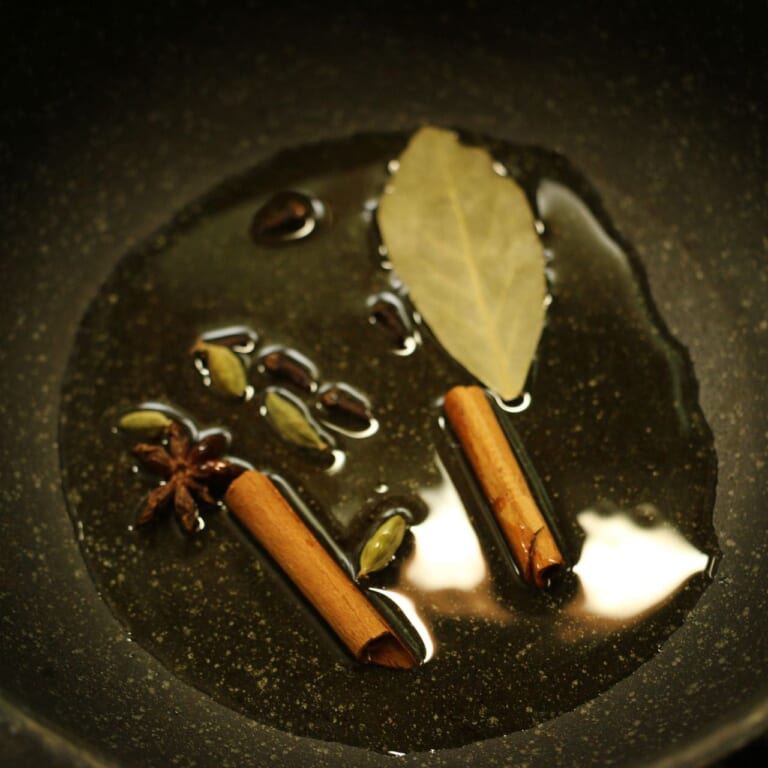 手順 3: 鍋に油を大さじ4しき、温度が上がったら、スパイスCを投入。油に香りを移す