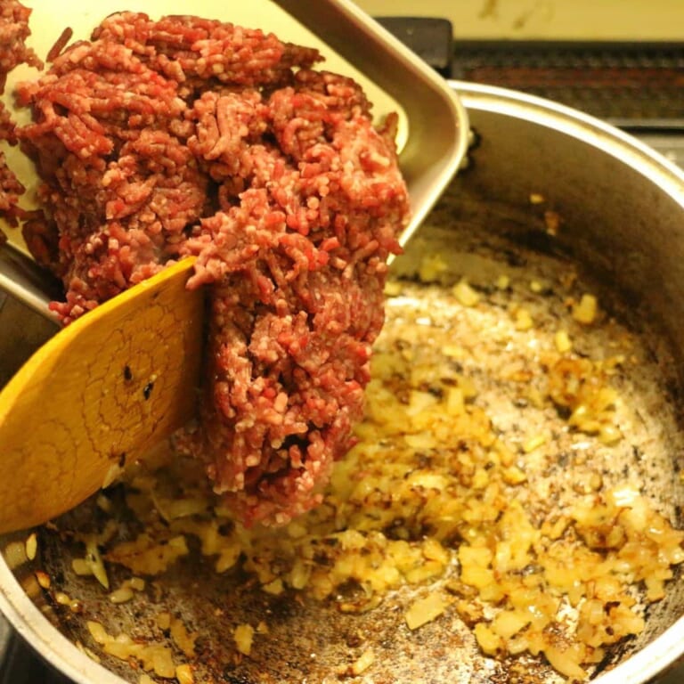 手順 2: 合いびき肉を加え炒め合わせる。