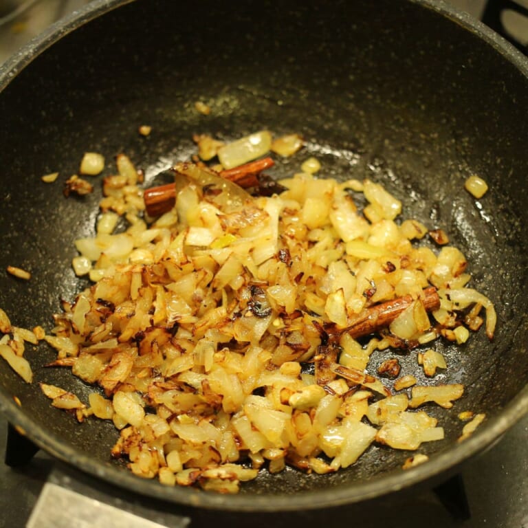 手順 4: スライスした玉ねぎを投入し、茶色く色付くまで炒め、水分を飛ばす。