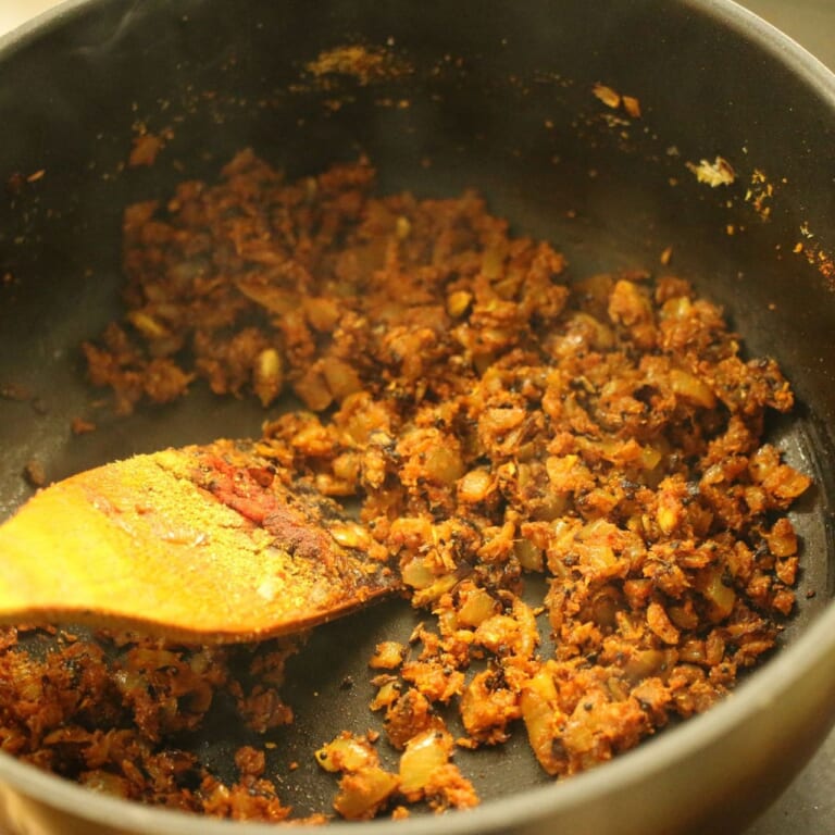 手順 4: 豚ひき肉を加え肉に火が通るまでしっかりと炒める。