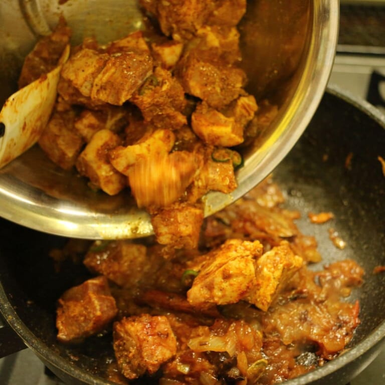 手順 6: マリネした肩ロースをペーストごと加え混ぜ合わせ、お肉の表面を焼き入れる。