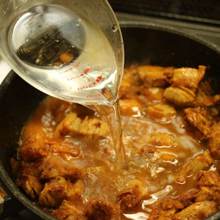 手順 7: 水を加えかき混ぜ、蓋をして20分ほど、肉が火が通り、柔らかくなるまで煮込む。最後に塩味を調整して完成。