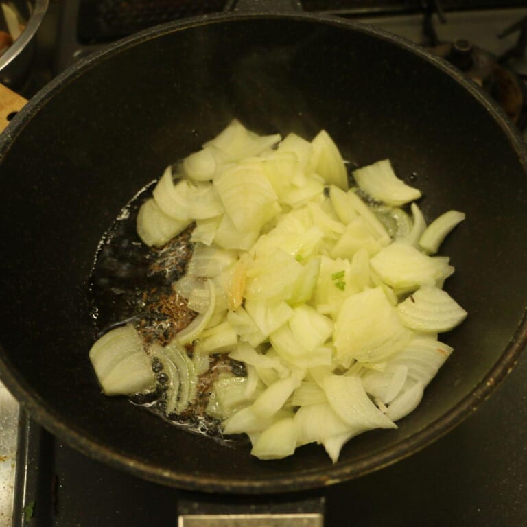 手順 1: ※エビの殻があれば、水200ccで煮ておく。 温めた鍋に油を入れ温め、スパイスAを炒める。スパイスからシュワシュワ音がし